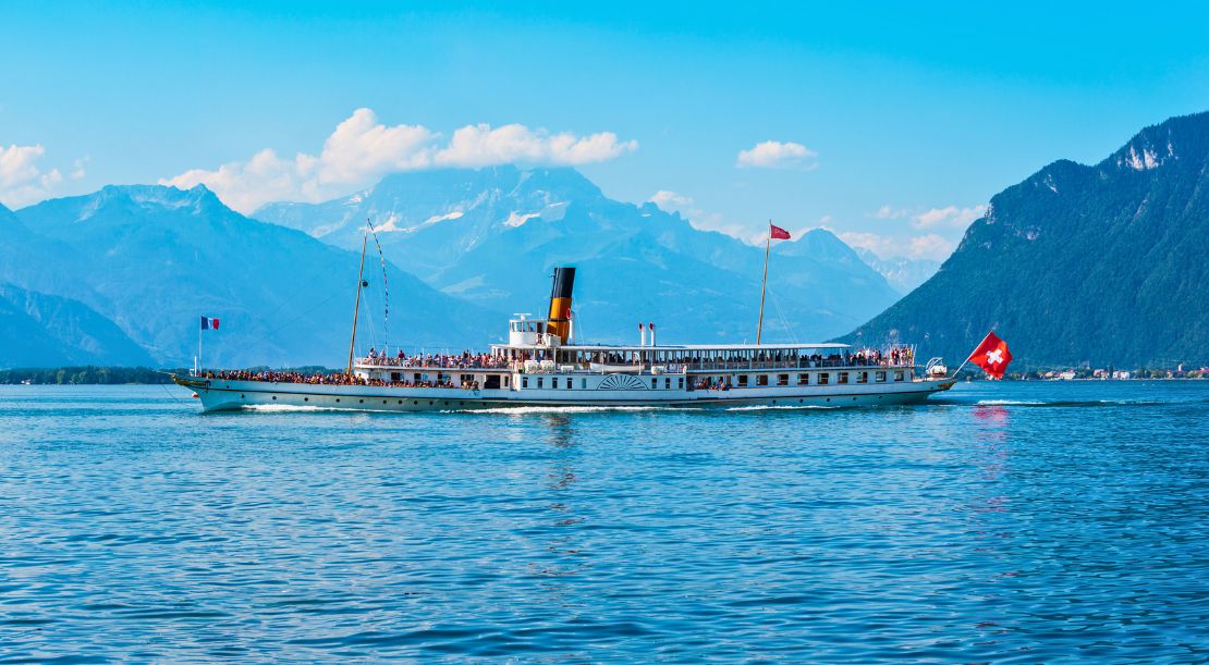 Discover and Roam - Explore Lake Geneva with Scenic Boat Cruises and Family-Friendly Activities