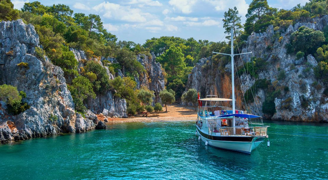 Discover and Roam - Take a Mediterranean Boat Trip - Slider